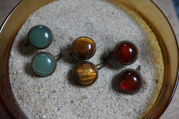semiprecious stones, aventurine, tigers eye, red agate, rings, bronze, adjustable base